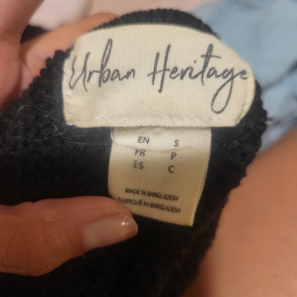 Used Urban Heritage Black V Neck Knit Sweater Size S Small witFuzzy pink sleeves - Picture 4 of 4